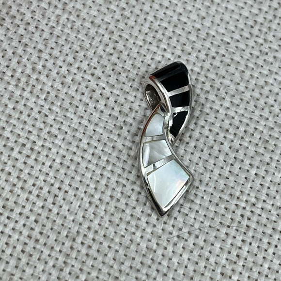 Vintage Sterling Silver Pendant with Black Onyx & Mother-of-Pearl Inlays - Picture 6 of 17